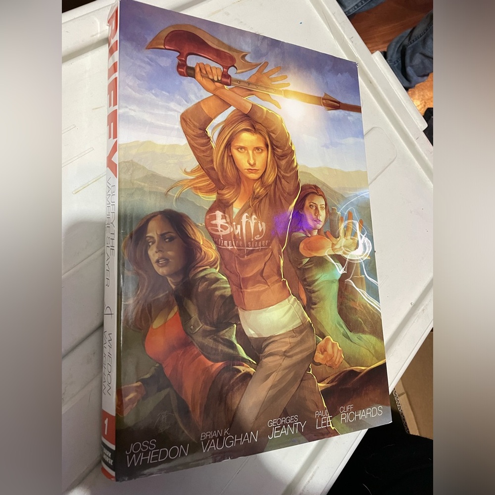 Buffy the Vampire Slayer Season 8 Volume 1
